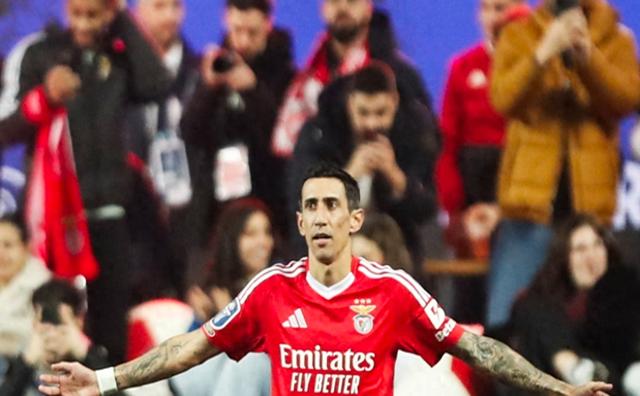 关于曼联险胜巴萨，迪玛利亚梅开二度世界杯的信息